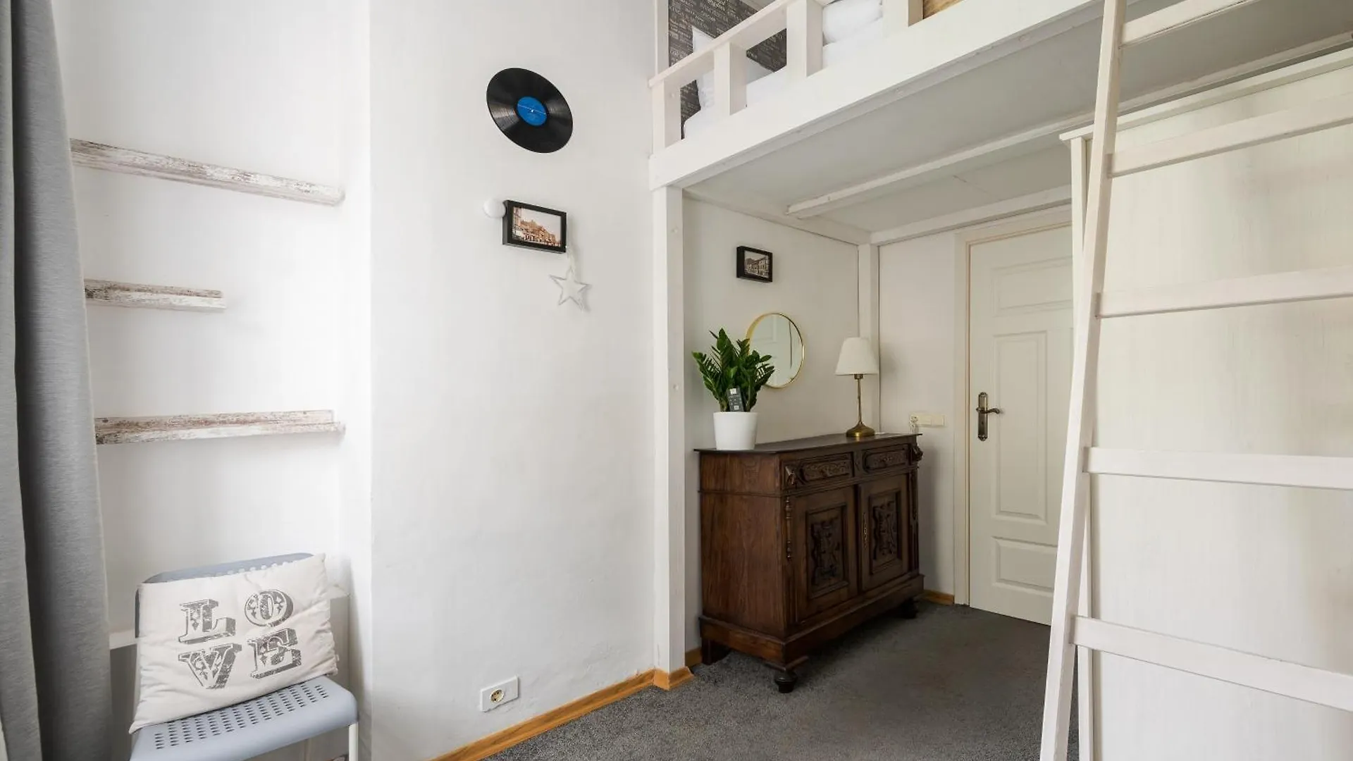Nowy Swiat 35 Apartment With Mezzanine Warszawa Polen